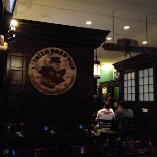Foto tirada no(a) Irish Bred Pub por Jennifer E. em 6/3/2012