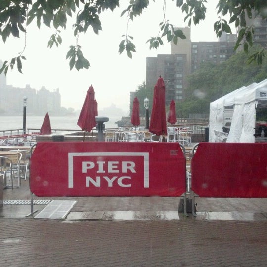 7/26/2012 tarihinde Jonathan H.ziyaretçi tarafından Pier NYC'de çekilen fotoğraf