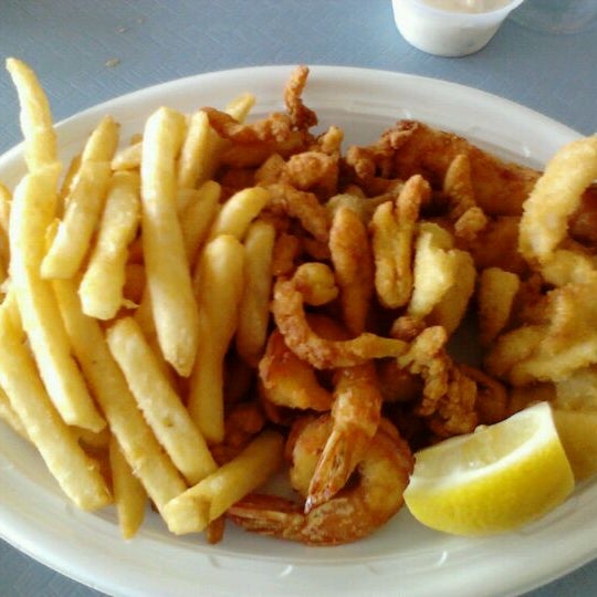 Снимок сделан в Sportsmen&#39;s Seafoods пользователем Charlotte F. 5/24/2012