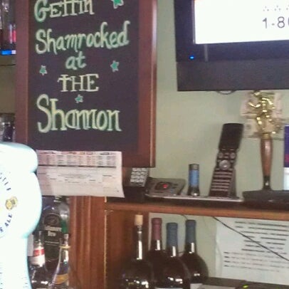 รูปภาพถ่ายที่ The Shannon โดย Joseph P. เมื่อ 6/23/2012