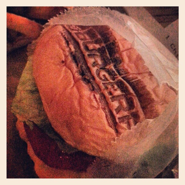 8/20/2012 tarihinde Matthew L.ziyaretçi tarafından BurgerFi'de çekilen fotoğraf