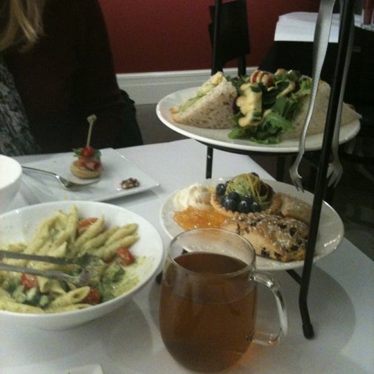 รูปภาพถ่ายที่ Anaba Tea Room โดย Kaylee B. เมื่อ 3/9/2012