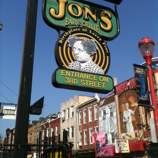 รูปภาพถ่ายที่ Jon&#39;s Bar &amp; Grille โดย Bobby C. เมื่อ 3/17/2012