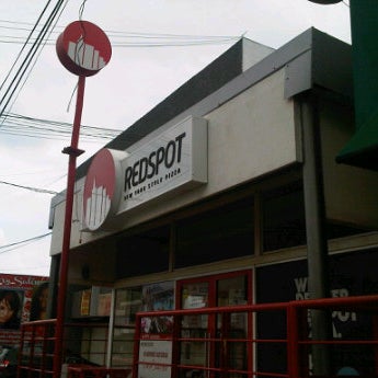 รูปภาพถ่ายที่ Red Spot โดย Octavio Z. เมื่อ 5/27/2012