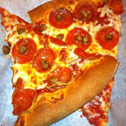 Снимок сделан в Zini&#39;s Pizzeria пользователем Harlem C. 8/13/2012