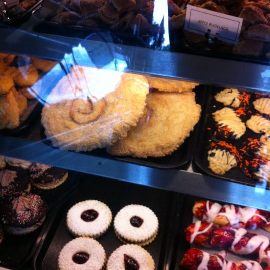 Photo taken at Bagel Palace by Cynthya D. on 8/29/2012