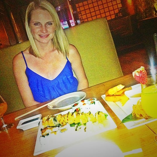 Das Foto wurde bei Kinki Asian Fusion Sushi von Lindsay M. am 4/26/2012 aufgenommen