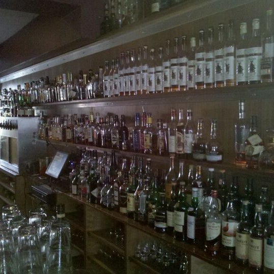 Foto diambil di Bourbon oleh Linh T. pada 4/15/2012