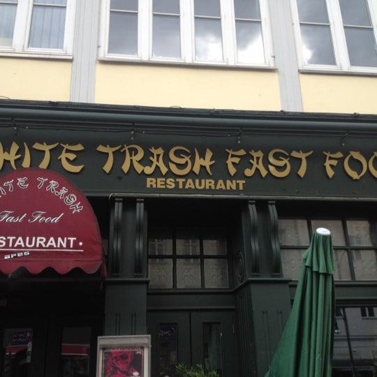 Снимок сделан в White Trash Fast Food пользователем Cliff Kagawa H. 7/19/2012