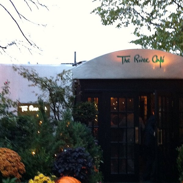 รูปภาพถ่ายที่ The River Café โดย たつた เมื่อ 10/19/2011