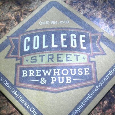Foto tomada en College Street Brewhouse &amp; Pub  por Kenneth S. el 8/12/2012