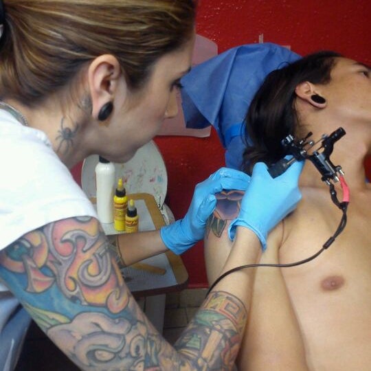 12/30/2011에 Charlie G.님이 Tatuajes de Reyes에서 찍은 사진