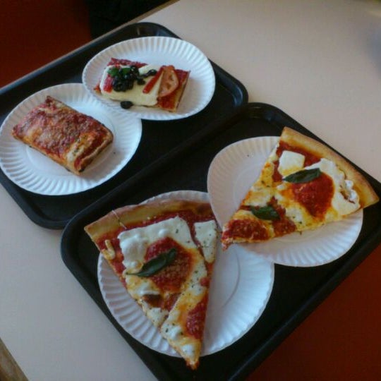 1/23/2012에 David D.님이 VI Pizza에서 찍은 사진