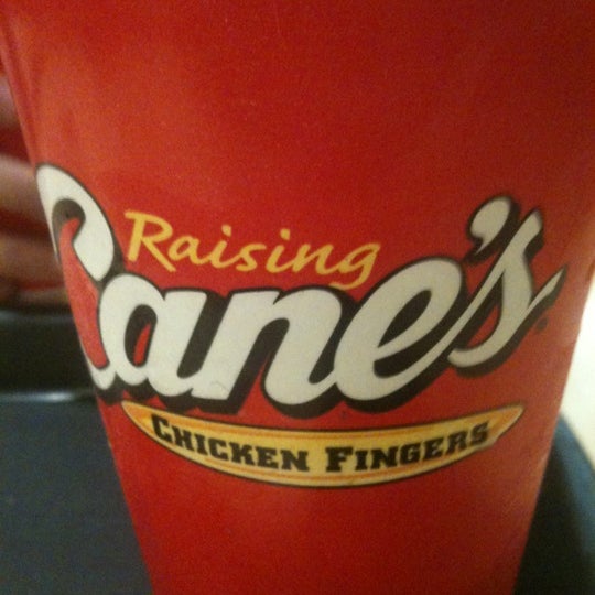 Снимок сделан в Raising Cane&#39;s Chicken Fingers пользователем Amanda B. 2/18/2012