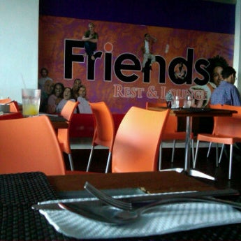 Das Foto wurde bei Friends Rest &amp; Lounge von Kareen C. am 11/30/2011 aufgenommen