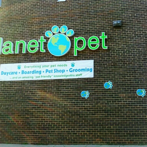Foto diambil di Planet Pet LLC oleh Anna J. pada 6/9/2012