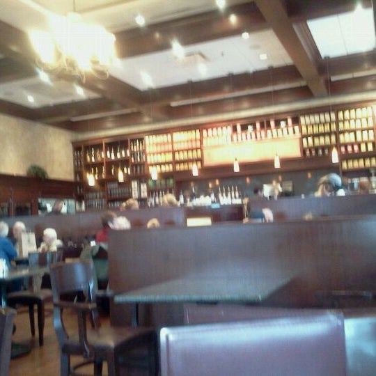 รูปภาพถ่ายที่ Jolane&#39;s Cafe &amp; Wine Bar โดย CENSHI:) เมื่อ 11/6/2011