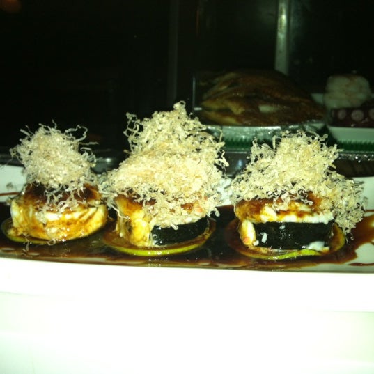 Foto diambil di Sushi On The Rock oleh Eva S. pada 1/22/2012