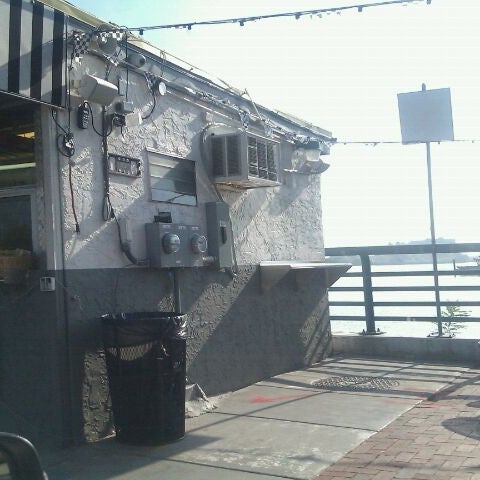 Foto diambil di Shank&#39;s Original Pier 40 oleh Billie B. pada 10/23/2011