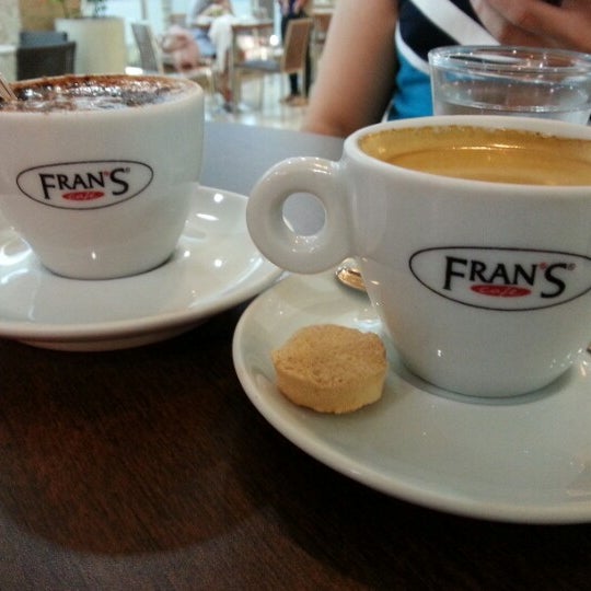 รูปภาพถ่ายที่ Fran&#39;s Café โดย Andre Montezuma เมื่อ 8/17/2012