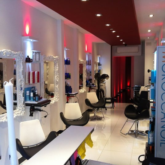 รูปภาพถ่ายที่ Magnifique Hair Salon โดย Boris I. เมื่อ 11/13/2011