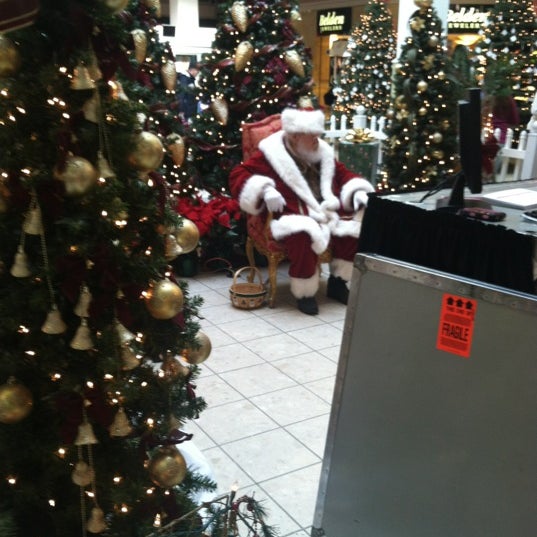 12/3/2011 tarihinde Laura P.ziyaretçi tarafından Sangertown Square Mall'de çekilen fotoğraf
