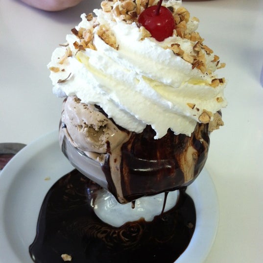 Das Foto wurde bei Knudsen&#39;s Ice Creamery von Napoleon am 6/24/2012 aufgenommen