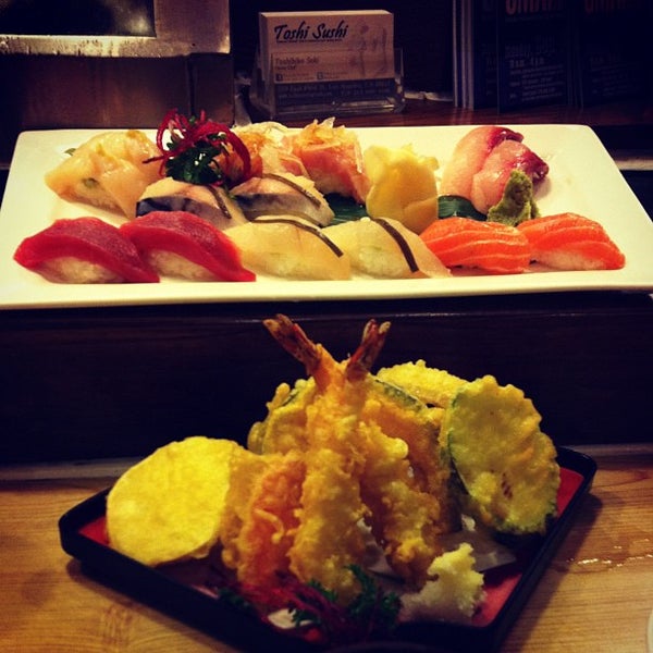 8/25/2012 tarihinde Evelina G.ziyaretçi tarafından Toshi Sushi'de çekilen fotoğraf
