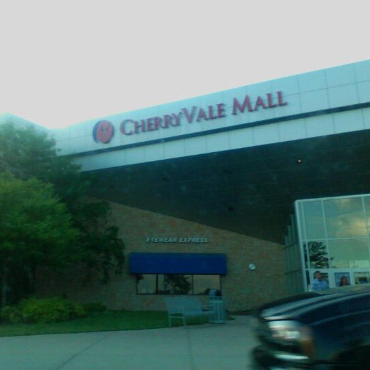 รูปภาพถ่ายที่ CherryVale Mall โดย S D. เมื่อ 6/2/2012