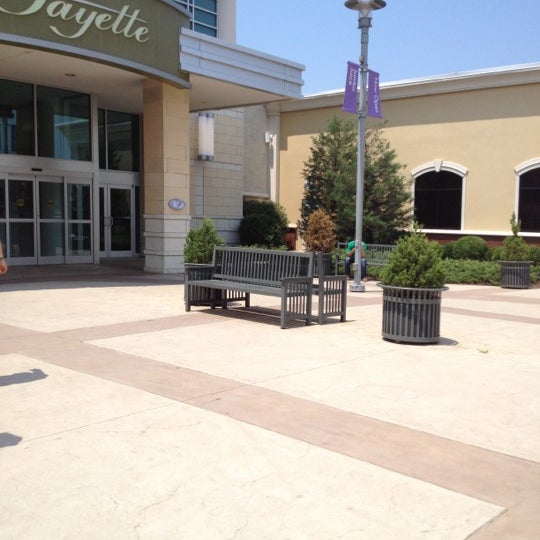 Foto diambil di Fayette Mall oleh David W. pada 7/2/2012