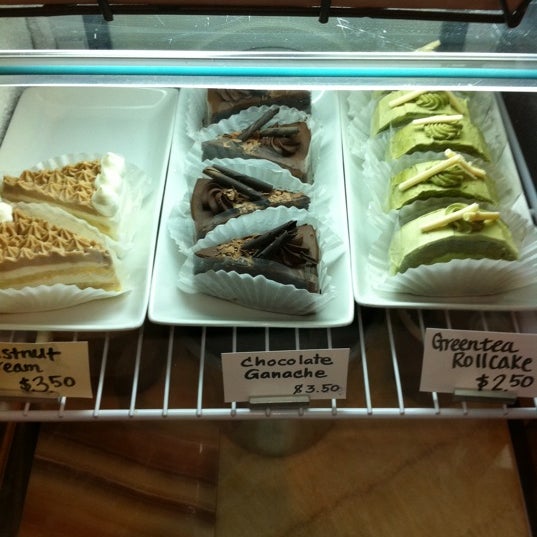 Das Foto wurde bei Artisan Foods Bakery &amp; Café von Meredith am 5/5/2011 aufgenommen