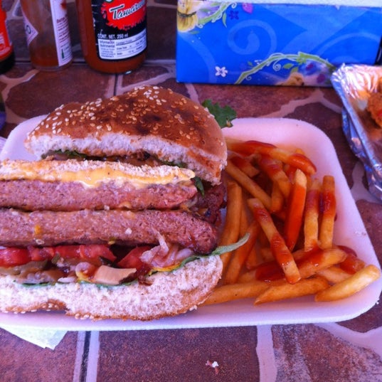 Foto scattata a Pepe&#39;s burger snacks     Cuando usted la prueba lo comprueba, La mejor! da Octavio C. il 4/21/2012