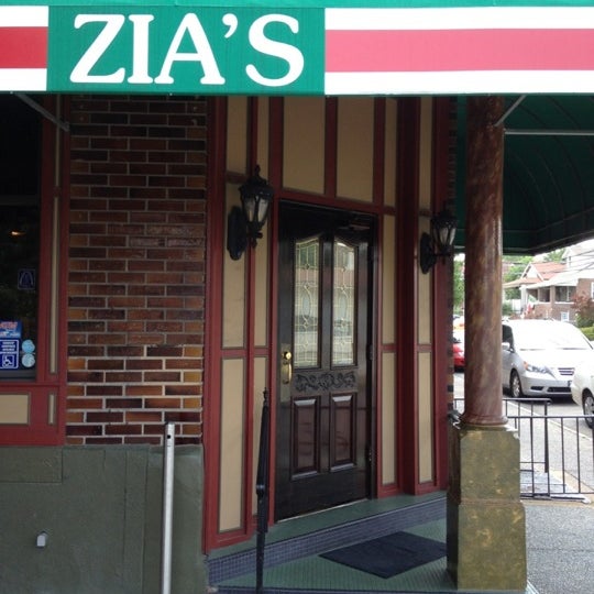 Foto tirada no(a) Zia&#39;s Restaurant por Don R. em 7/3/2012
