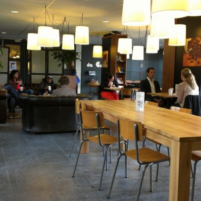Photo taken at Starbucks by Marcello M. on 6/13/2012