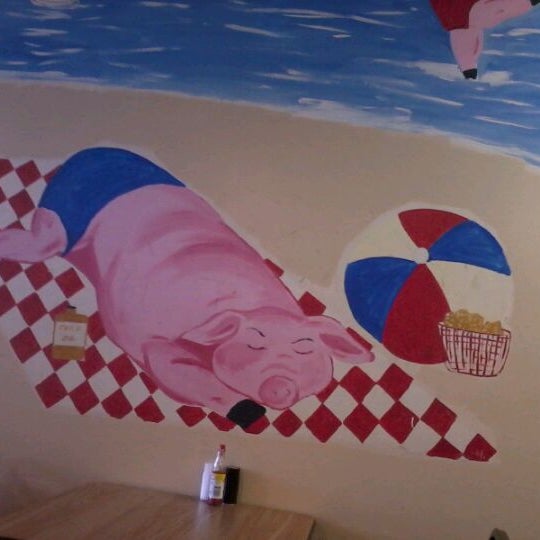 11/5/2011 tarihinde David B.ziyaretçi tarafından Little Pigs Bar-B-Q'de çekilen fotoğraf