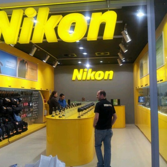 Витрины желтого цвета. Яркие цвета в интерьере магазина. Желтые магазины техники. Желтый цвет в интерьере магазина. Интерьер бутика яркий.