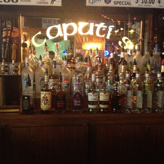 Foto tomada en Caputi&#39;s Sheridan Pub  por Greg S. el 4/3/2012