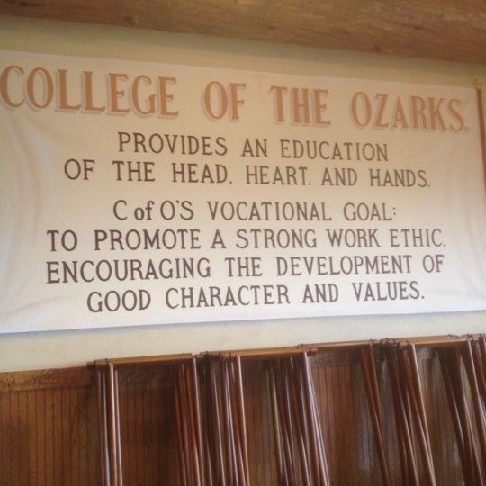 Снимок сделан в The Keeter Center College Of The Ozarks пользователем Chad H. 7/13/2012