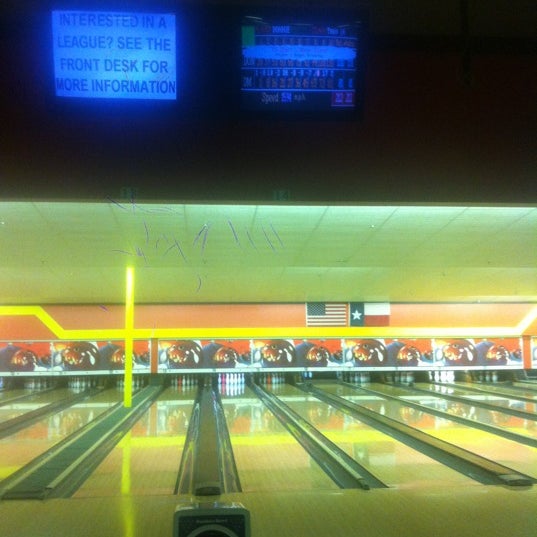 7/10/2012 tarihinde Adam M.ziyaretçi tarafından Bandera Bowling Center'de çekilen fotoğraf