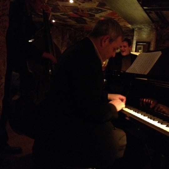 Foto tirada no(a) Chez Papa Jazz Club por H. T. em 1/7/2012