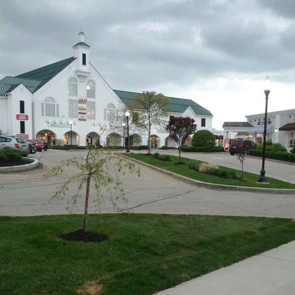 Lee Premium Outlets Outlet Mall in Lee