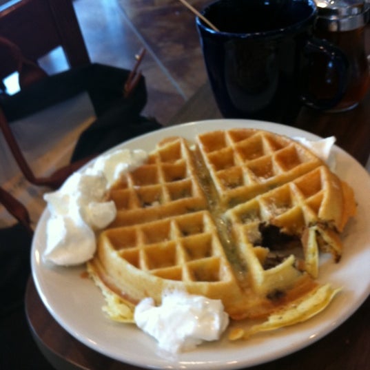 Снимок сделан в Yola&#39;s Café &amp; Coffee Shop of Madison пользователем Heather G. 5/19/2011