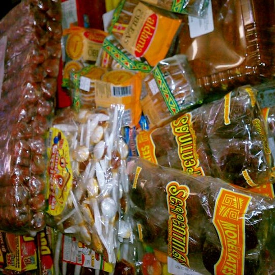 Foto diambil di Jack&#39;s Wholesale Candy &amp; Toy oleh Brenda E. pada 10/29/2011