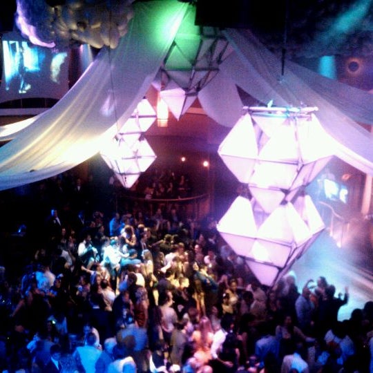 1/1/2012 tarihinde Patricia R.ziyaretçi tarafından Lava Nightclub at Turning Stone Resort Casino'de çekilen fotoğraf