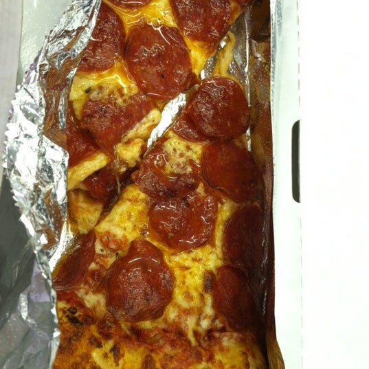 รูปภาพถ่ายที่ Leonardo&#39;s Pizza โดย J $. เมื่อ 6/30/2011