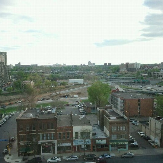 4/20/2012 tarihinde Emily V.ziyaretçi tarafından Hotel Minneapolis Metrodome'de çekilen fotoğraf