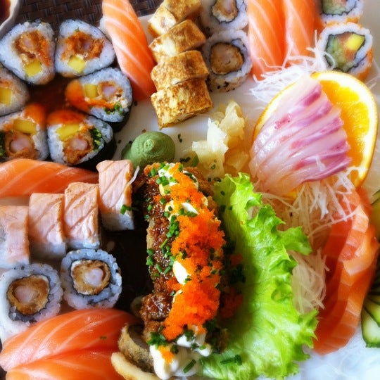 รูปภาพถ่ายที่ Sushihana Sushi Bar โดย Luis V. เมื่อ 1/25/2012