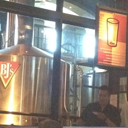Foto scattata a BJ&#39;s Restaurant &amp; Brewhouse da Lada il 8/19/2012