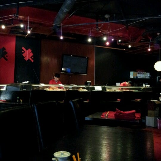 Foto tirada no(a) Zuma Sushi Bar por Jon P. em 7/10/2012