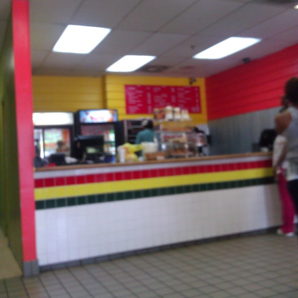 Foto tirada no(a) Negril The Jamaican Eatery por David R. em 8/18/2011